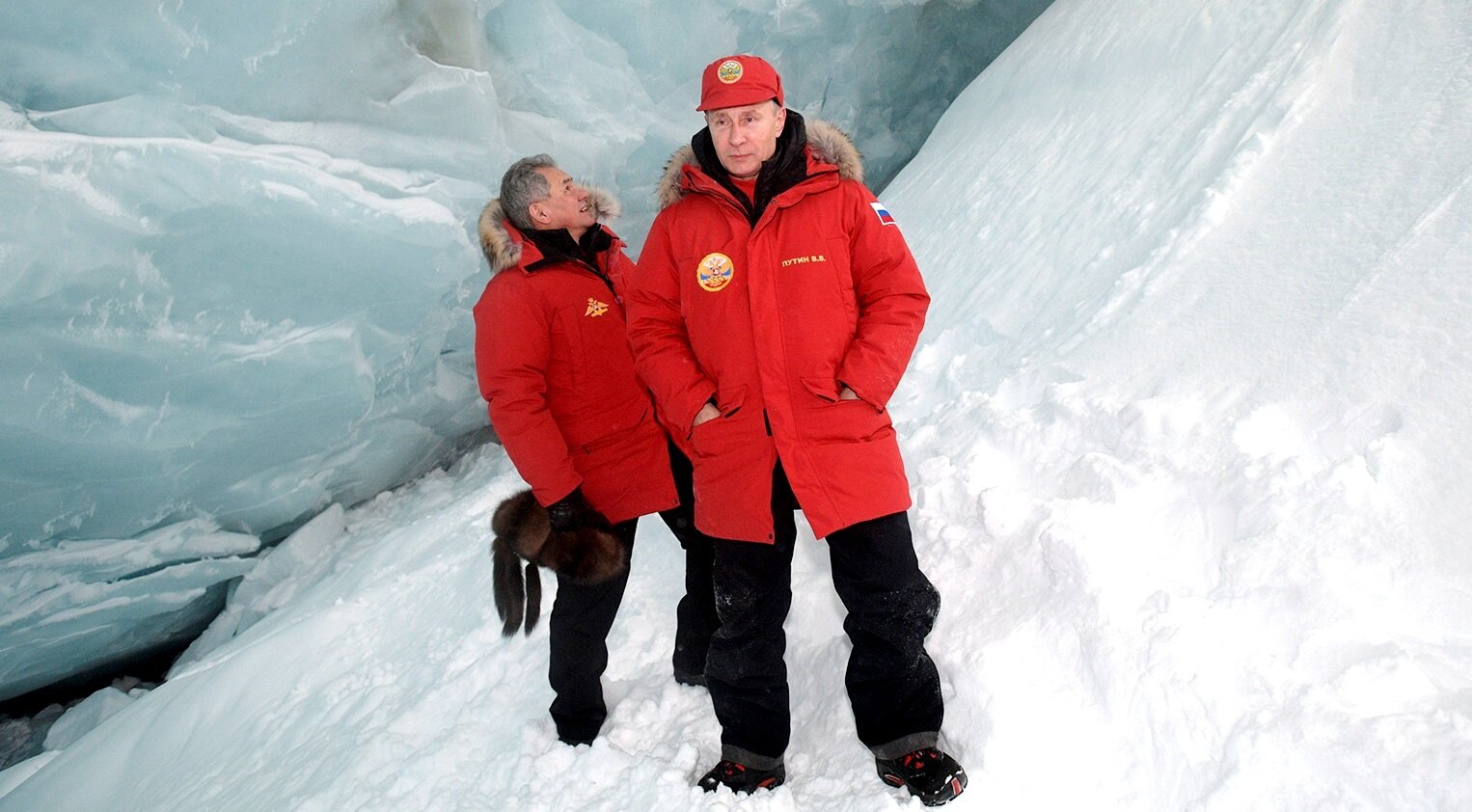 В.В.Путин и С.К.Шойгу осматривают арктическую пещеру
