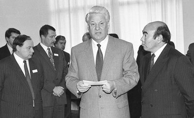 Аскар Акаев с Борисом Ельциным и Егором Гайдаром