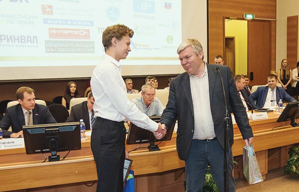 Главный редактор журнала «Умное производство» Геннадий Климов вручает приз победителю